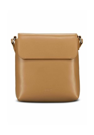 Sac bandoulière en cuir camel avec fermeture à rabat, bandoulière réglable et logo embossé discret au centre avant.
