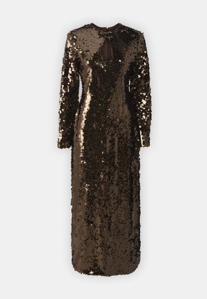 Długa sukienka z cekinami w ciemnym brązie, z wysokim dekoltem i długimi rękawami, z wycięciem w kształcie łezki z przodu oraz dopasowanym krojem.