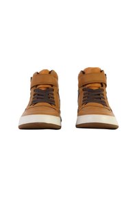 Sneaker alte marroni con tomaia testurizzata, chiusura con lacci e strappo in Velcro. Sole bianco con suola in gomma marrone.