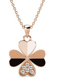 Roze gouden ketting met een klaver pendant, waarbij een mix van gepolijste en matte texturen is gebruikt, versierd met vijf heldere kristallen aan de onderkant.
