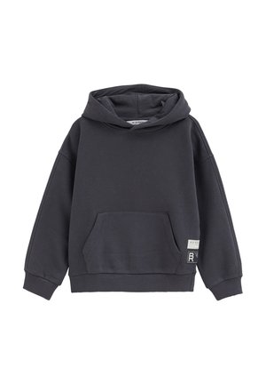 Sweat à capuche gris foncé avec poche ventrale et poignets côtelés, avec petites étiquettes en tissu blanches et noires près de l'ourlet.