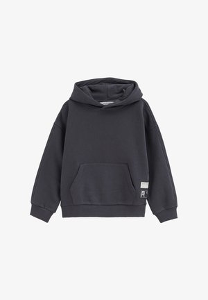 Sweat à capuche gris foncé avec poche ventrale et poignets côtelés, avec petites étiquettes en tissu blanches et noires près de l'ourlet.