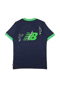 T-shirt navy con colletto e maniche verdi, caratterizzato da grafiche a tema tennis e un grande logo verde "N" sul retro.