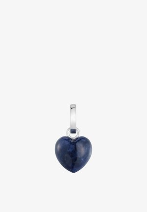 Encanto de piedra azul oscuro en forma de corazón con un lazo plateado para sujetar a una pulsera o collar sobre un fondo blanco.