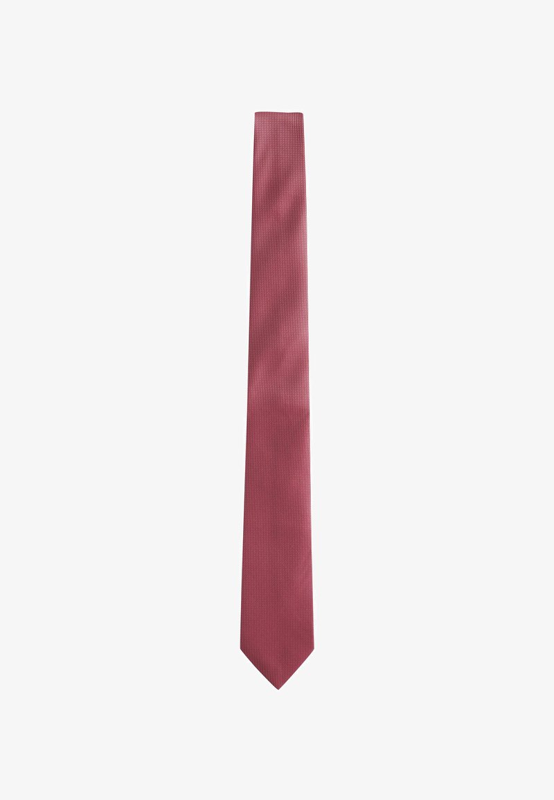Cravatta bordeaux realizzata in tessuto testurizzato, con un design stretto e appuntito e una sottile trama intrecciata. Finitura liscia, con un taglio classico.
