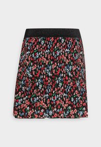 Jupe plissée noire avec un motif floral rouge, bleu et blanc et une large ceinture élastique noire.