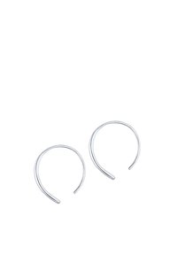 Pendientes de aro de plata con un diseño minimalista. Hechos de metal, cuentan con una superficie lisa y brillante y una forma circular abierta.