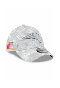 Graue Camouflage-Baseballmütze mit gesticktem Logo und Patch der amerikanischen Flagge. Hat einen gebogenen Schirm und strukturierter Stoff. Größenetikett sichtbar.