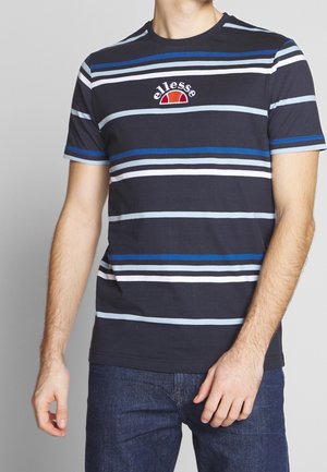 Marinblå randig t-shirt med ljusblå, vit och mörkblå horisontella linjer. Har en broderad logotyp i mitten. Tillverkad av bomull.