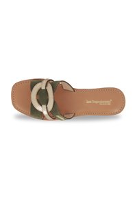 Sandali a slide verdi e beige con una soletta in pelle liscia. Presentano un grande Accento circolare in oro metallico sulla cinghia. Design con suola piatta.
