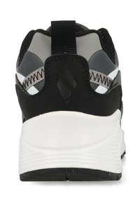 Zapatilla deportiva negra con una entresuela blanca, detalles en gris, parte superior texturizada y una lengüeta en el talón para facilitare el calzado.