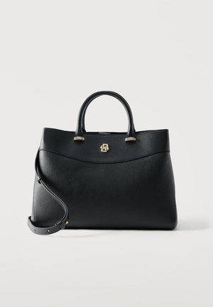 Crna kožna torba s dvije ručke, odvojivim remenom za rame i malim zlatnim logom na sredini sprijeda.