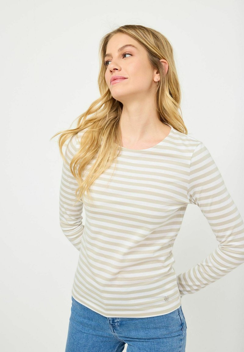Maglietta a maniche lunghe a righe in beige chiaro e bianco. Tessuto morbido con una vestibilità slim e scollatura rotonda, con un discreto dettaglio del logo sull'orlo.