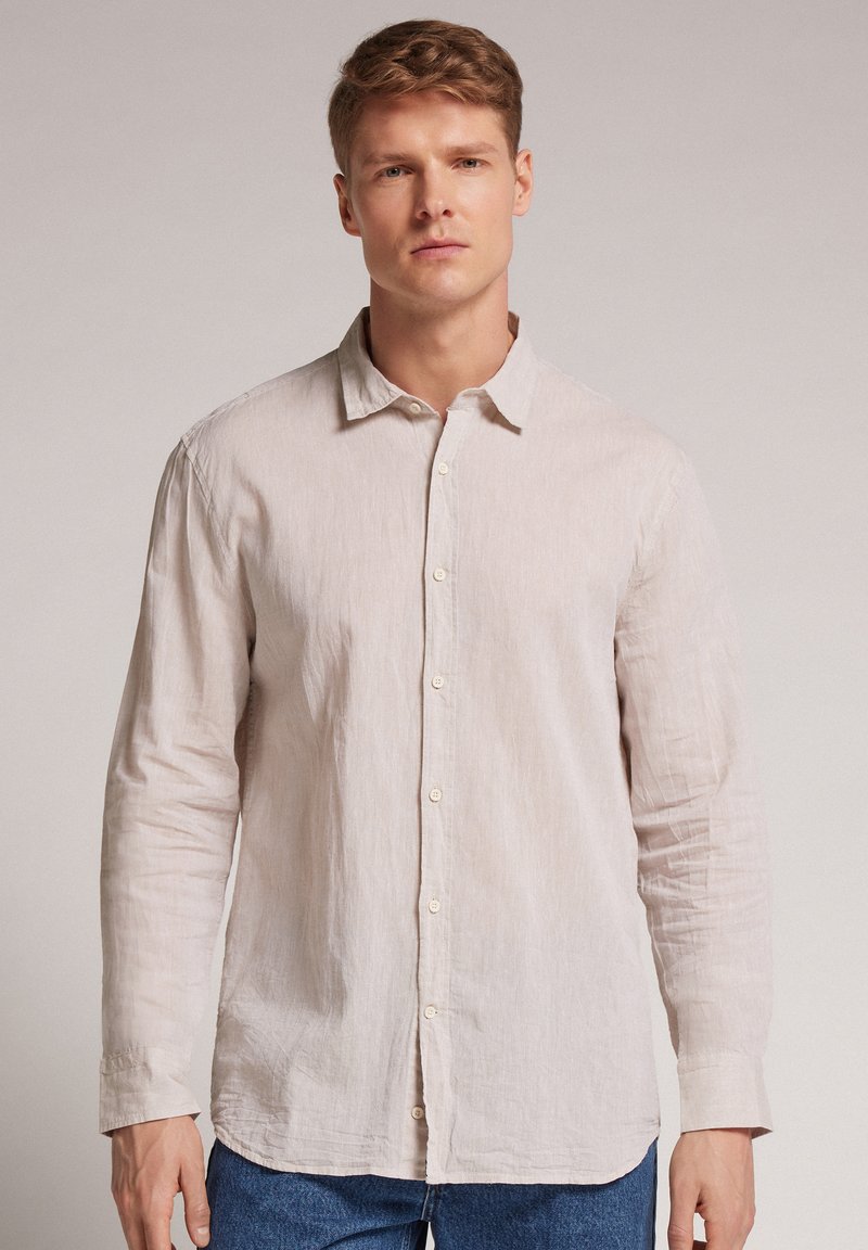 Lichtbeige lange mouwen shirt van gestructureerde linnen, met een button-down kraag en een rij knopen aan de voorkant.