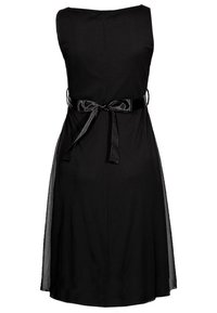 Mustat hihattomat mekot, joissa on istuva yläosa, hulmuava helma ja läpikuultavat sivupaneelit. Varustettu satiinivyöllä säädettäväksi istuvuudeksi.