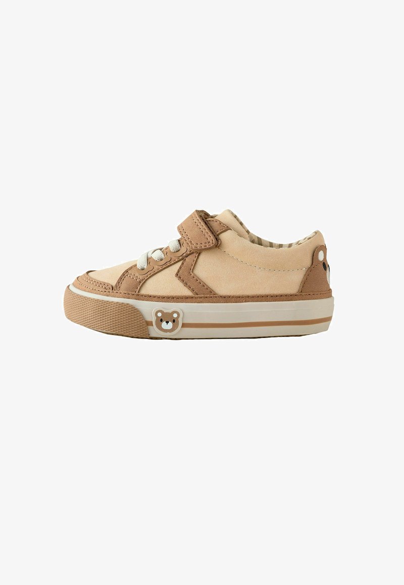 Beige en bruine peutersneaker met klittenbandsluiting, witte veters en teddyberen gezichtsontwerp op de zool en hiel.