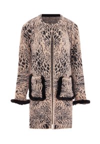 Cappotto in pelliccia sintetica con stampa animale beige e nera, presenta un colletto rotondo, due tasche frontali e rifiniture in pelliccia nera su maniche e tasche.