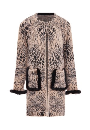 Cappotto in pelliccia sintetica con stampa animale beige e nera, presenta un colletto rotondo, due tasche frontali e rifiniture in pelliccia nera su maniche e tasche.