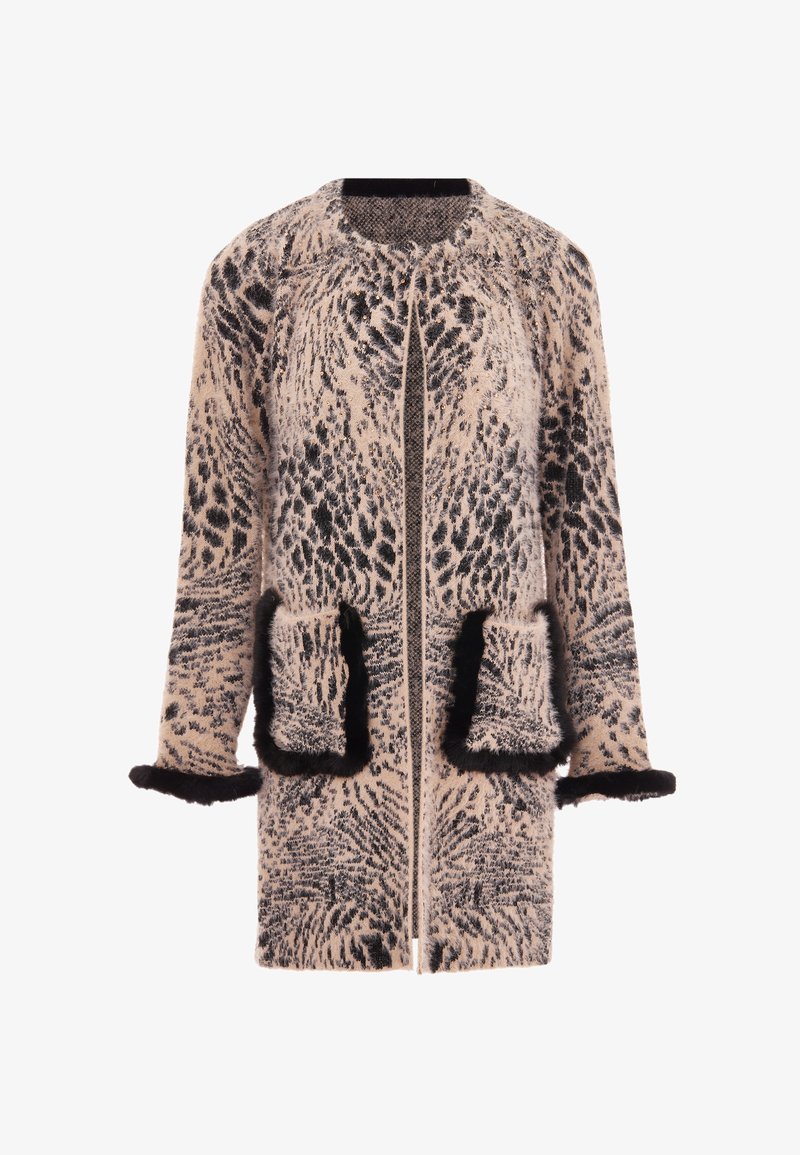 Faux-Fur-Mantel mit einem beige-schwarzen Tiermuster, verfügt über einen runden Ausschnitt, zwei vordere Taschen und schwarzen Fellbesatz an Ärmeln und Taschen.