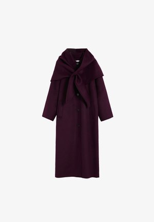 Manteau en laine violet avec un large col, fermeture à boutons, manches longues et poches latérales. Texture lisse avec une coupe fluide et longueur cheville.