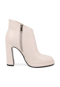 Stivaletti alla caviglia in pelle beige con tacco a blocco alto, dotati di zip laterale e punta rotonda, texture liscia e design minimalista.