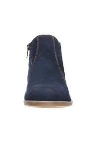 Kotníkové boty z modré semiše s hladkou texturou, kulatou špičkou, kontrastním prošitím a bočním zipem pro snadné obouvání. Plochá světlá podrážka.