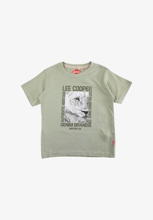 T-shirt vert clair à manches courtes avec un motif de visage de léopard et le texte « Lee Cooper Denim Brand Authentic Heritage Established 1908 British UK ».