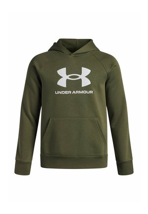 Hoodie vert olive avec une poche avant et le logo blanc Under Armour centré sur la poitrine, présenté sur un fond blanc uni.