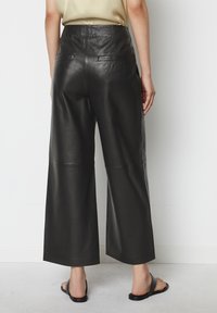 Marc O'Polo CULOTTE CROPPED HIGH WAISTED - Calças de couro - black