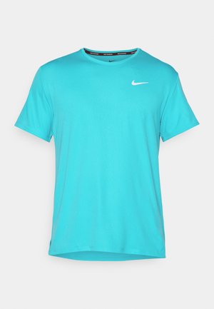 Camiseta de Nike en color turquesa, fabricada en un tejido suave y liso. Mangas cortas, cuello redondo y con un pequeño logo blanco en el pecho y dobladillos con abertura lateral.