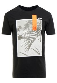 Sort bomulds t-shirt med et grafisk print af palmer på en strand, med en orange accentstribe og et logo på brystet.