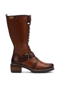 Bottine en cuir marron, mi-mollet, avec lacets, sangle à boucle, talon empilé et semelle en caoutchouc, étiquette de marque visible près du bord supérieur.