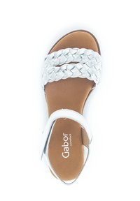 Sandali intrecciati argento con suola piatta, caratterizzati da una soletta beige e un design a strappo. Il nome del marchio "Gabor" è stampato sulla soletta.