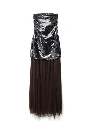 Obleka brez naramnic z bleščečim črnim topom in rjavim plisiranim tila krilom, ki združuje teksturirane materiale in različno dolžino.