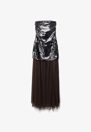 Olkaimeton mekko, jossa on paljetein koristeltu musta yläosa ja ruskea laskostettu tüllihame, yhdistäen erilaisia tekstuureja ja pituuksia.