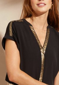 Love & Roses V NECK ROLL SLEEVE - REGULAR FIT - Bluse - black