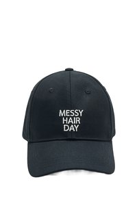 Schwarze Baseballmütze mit weiß sticktem Text "MESSY HAIR DAY" in der Mitte des vorderen Panels.