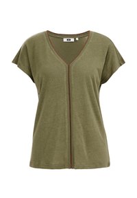 Camiseta de manga corta verde oliva en tejido suave, con un escote en V que presenta costuras en burgundy en la costura frontal.