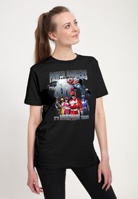 Zwarte katoenen t-shirt met een kleurrafisch ontwerp van Power Rangers. De tekst luidt "Ik ben 40" en "Het is Morphin Tijd!" in vette letters.