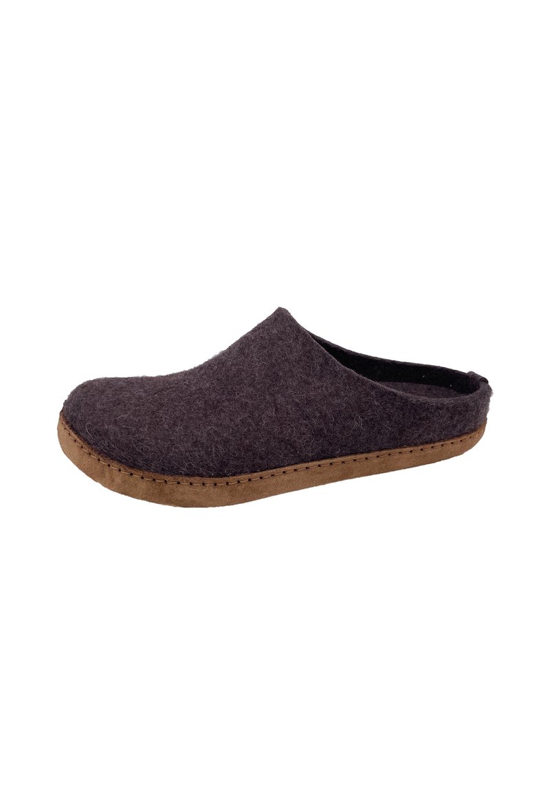 Zapatilla de felpa gris oscuro tipo slip-on con suela marrón cosida, puntera cerrada y parte trasera abierta, mostrada de lado sobre un fondo blanco.