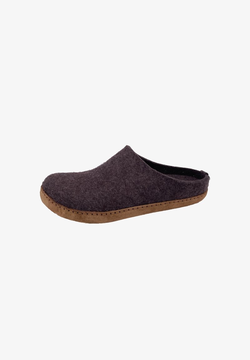 Zapatilla de felpa gris oscuro tipo slip-on con suela marrón cosida, puntera cerrada y parte trasera abierta, mostrada de lado sobre un fondo blanco.