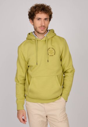 Sweat à capuche vert lime avec une poche avant, un cordon de serrage réglable et un logo marron. Présente une texture douce et un design décontracté.