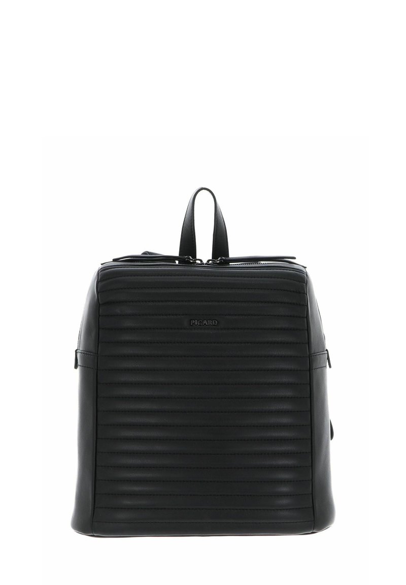 Sac à dos noir en cuir texturé, avec des rainures verticales, une poignée supérieure et une fermeture éclair. Logo de la marque affiché à l'avant.