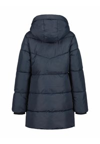 Marineblauwe pufferjas met capuchon, voorzien van gequiltte secties, elastische manchetten en een licht gebogen zoom aan de achterkant.