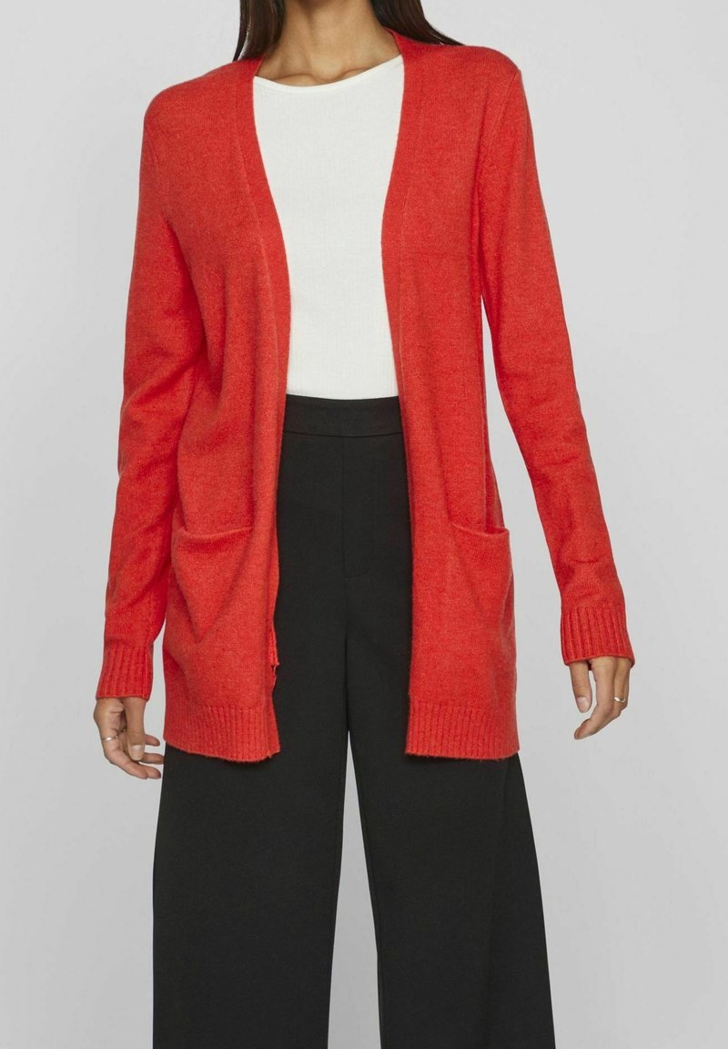 Röd stickad cardigan med lös passform, öppen framsida, långa ärmar och två framfickor. Texturerad tyg med ribbade mudd och nederkant.