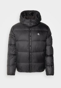 Černá péřová bunda s kapucí, která má zipové zapínání a logo na přední straně. Vyrobena z hladkého, lesklého materiálu s polstrovanou texturou.