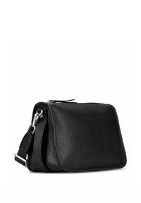 Sac bandoulière en cuir noir avec une surface texturée, une fermeture éclair et une sangle réglable. Présente une quincaillerie métallique et un design minimaliste.