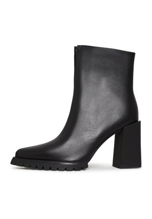Stivaletti con plateau - black