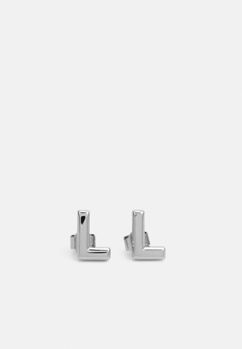 Pendientes de aro geométricos de plata con un diseño minimalista en forma de 'L', acabado liso y pulido, y cierres seguros.
