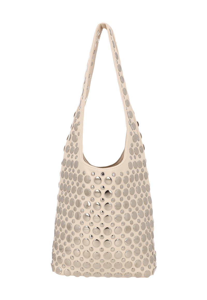 Beżowa torba na rami�ę wykonana z miękkiego materiału z wytłaczanymi okręgami i metalowymi ćwiekami, zaprojektowana z szerokim otwarciem i pojedynczym uchwytem.